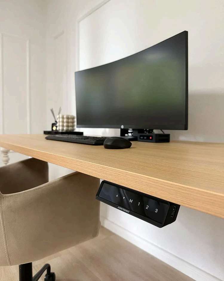 Bureau en bois avec commande de hauteur