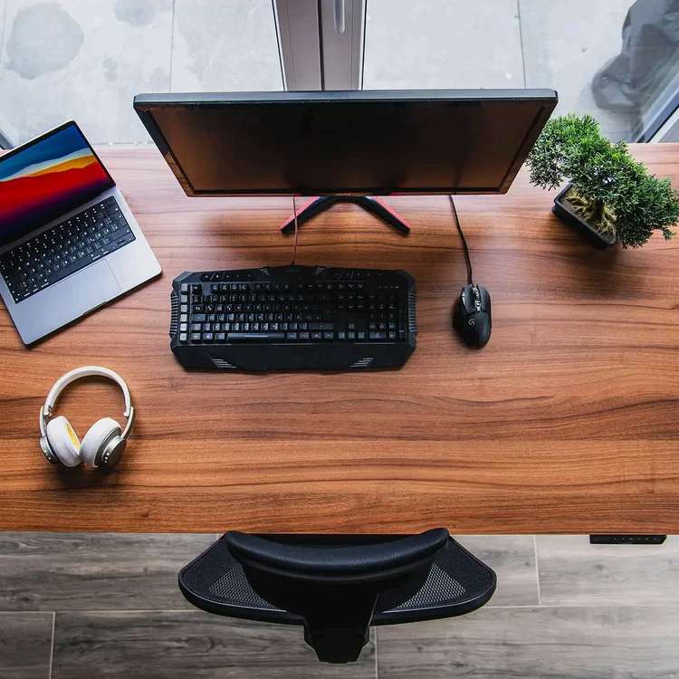 Bureau installé avec plusieurs écrans